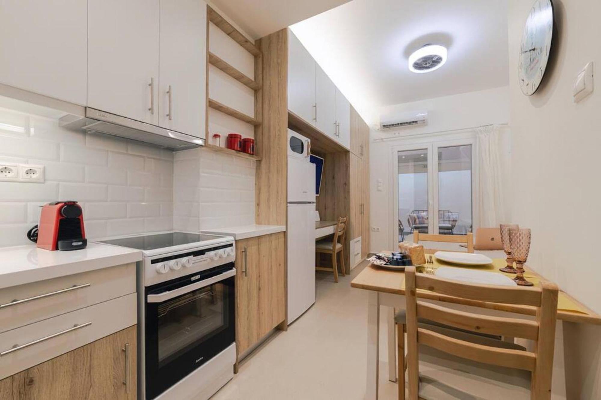 Small And Cozy Studio Атина Екстериор снимка